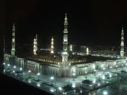عکس استوک درخشان مسجد النبی در شب 2023