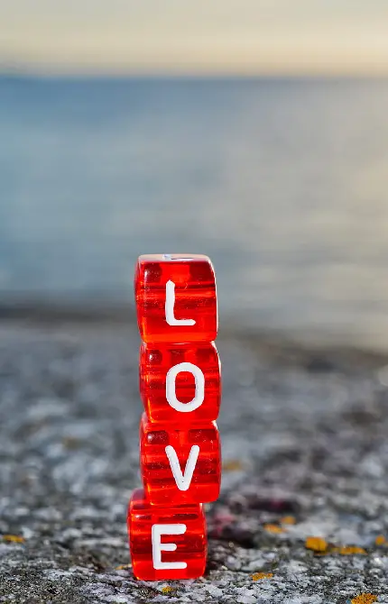 تصویر زمینه کیوت Love به صورت مکعب های قرمز برای پروفایل گوشی