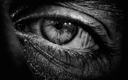 عکس چشم زیبا با افکت سیاه و سفید