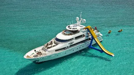 عکس قایق تفریحی همراه با سرسره آبی