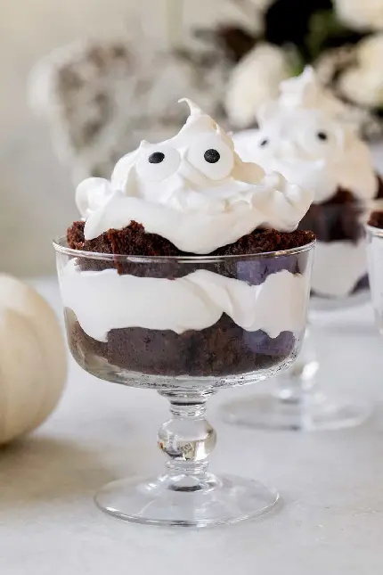 بهترین عکس دسر لیوانی با بستنی وانیلی و کیک کاکائویی برای چاپ