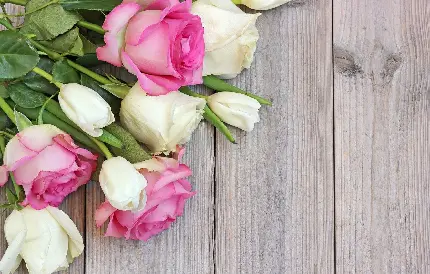 عکس دسته گل زیبا با زمینه چوبی برای نوشتن متن عاشقانه و احساسی