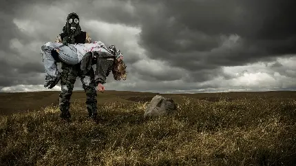 تصویر نجات انسان توسط سرباز با ماسک ضد دود