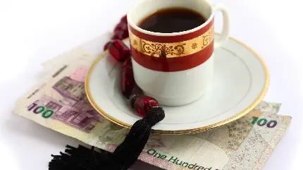 تصویر زمینه جالب از پول زیر فنجان قهوه مناسب دسکتاپ لپ تاپ