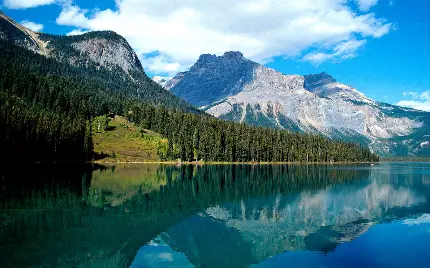 عکس زیبای دریاچه و کوهستان ونکوور کانادا