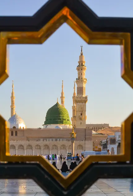 عکس تماشایی مسجد النبی در مدینه با گنبد سبز رنگ