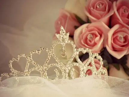 عکس تاج عروس نگین دار و گل های رز صورتی برای پروفایل دخترونه 
