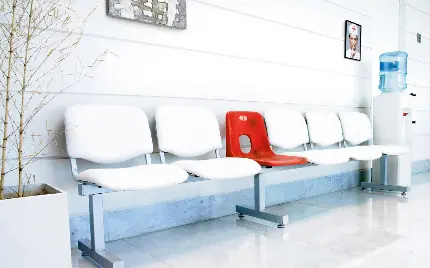 تصویر بسیار جالب از صندلی قرمز رنگ خاص در بیمارستان