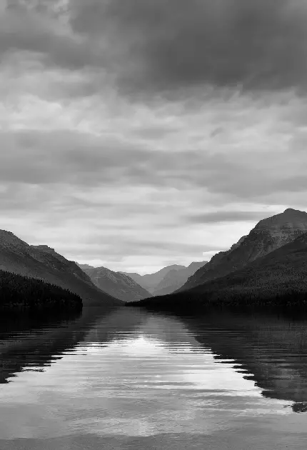 تصویر زمینه سیاه سفید دریاچه آرام برای موبایل 1402
