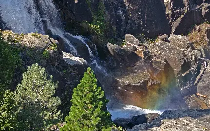عکس خاص رنگین کمان کوچک انتهای آبشار زلال 8K