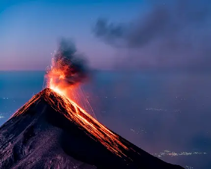 تصویر زمینه هولناک Full HD از فوران کوه آتشفشان برای کامپیوتر 