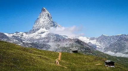 عکس استوک دلنشین از طبیعت خوش آب و هوا زیر قله کوه