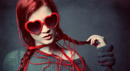 دانلود عکس زن HD جوان مو قرمز با عینک قلبی تینیجری 