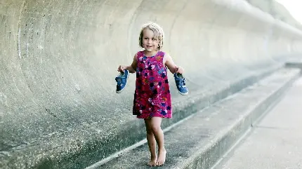 عکس بسیار زیبا از دختر بچه خوشگل بدون کفش