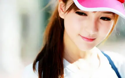تصویر جذاب ترین دختر چینی با کلاه آفتابی صورتی برای اینستاگرام