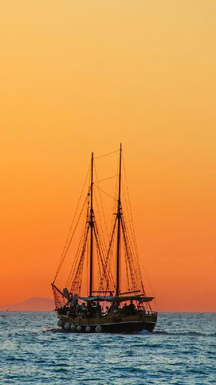 دانلود Wallpaper قایق قشنگ روی دریای آبی و زیر آسمان نارنجی