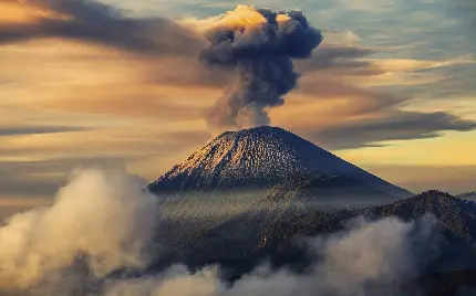 دانلود Background  کوه آتشفشانی بزرگ با دود خاکستر تاریک
