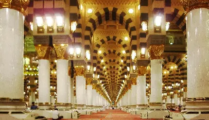 تصویر معماری جالب مسجد النبی با ستون های زیبا