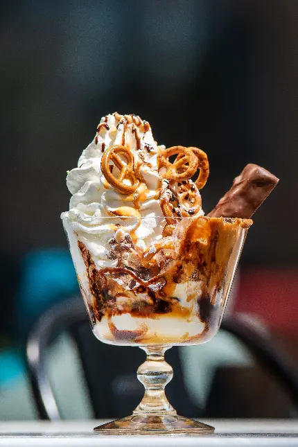 تصویر تماشایی بستنی وانیل و بيسکویت درون بستنی خوری شفاف