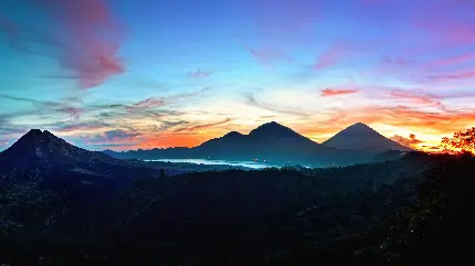 نمای شگفت انگیز کوهستان بالی در طلوع رنگارنگ آفتاب