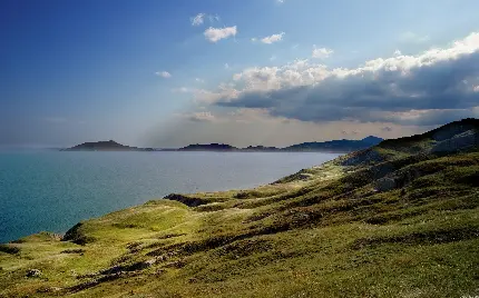 تصویر طبیعت سبز و زیبا با دریای قشنگ مخصوص ویندوز 