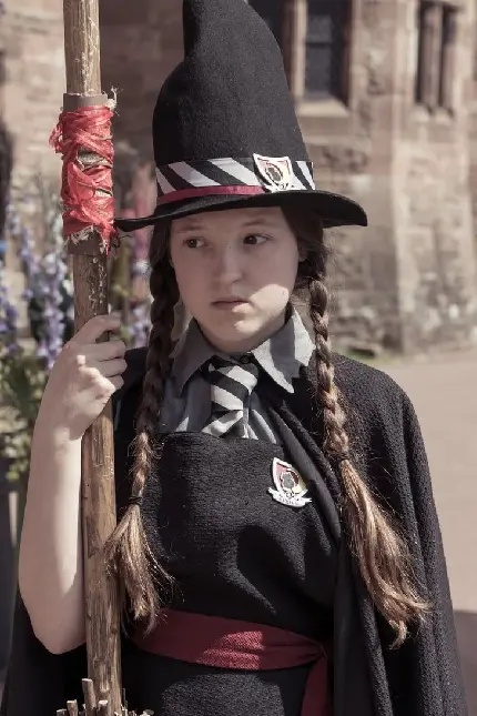 بلا رمزی در سریال The Worst Witch با لباس جادوگری