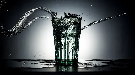 عکس زمینه حرکات هیجان انگیز آب در لیوان شیشه ای برای کامپیوتر
