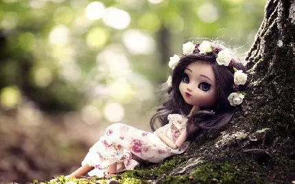 عکس عروسک دختر خوشگل تکیه داده به درخت کیفیت بالا