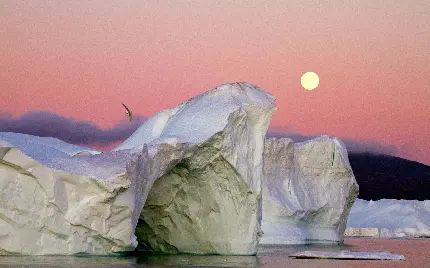 والپیپر جالب از غروب خورشید و عقاب زیبا در آسمان همراه با یخچال های طبیعی