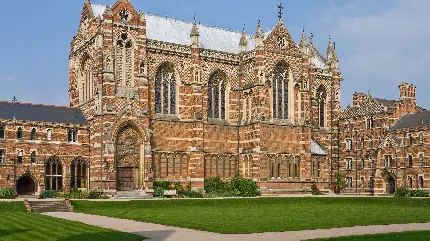 عکس دانشکده کیبل دانشگاه آکسفورد با آجر های قرمز رنگ