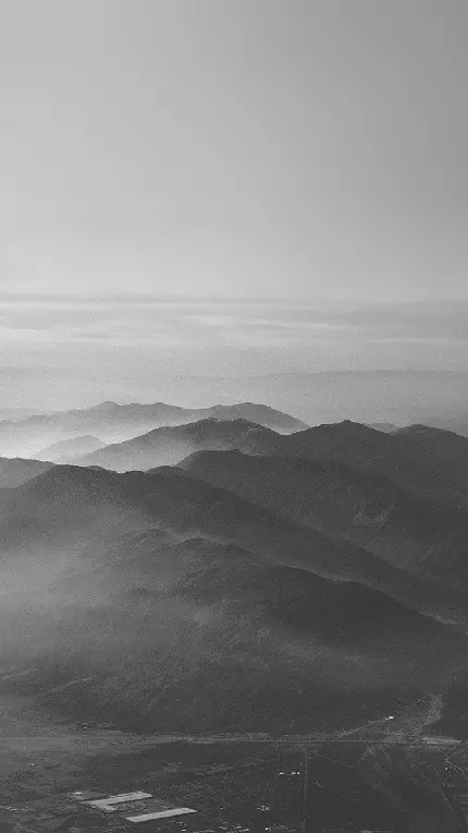 تصویر زمینه گوشی خاکستری از منظره کوه های بلند 4K