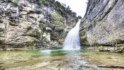 دانلود عکس پروفایل 8k منظره دلنشین آبشار با آب خنک و زلال