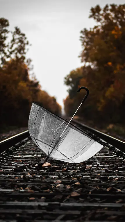 دانلود عکس پروفایل و تصویر زمینه چتر و باران بر روی ریل قطار