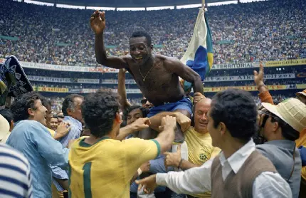 عکس پله بازیکن و فوتبالیست برزیلی در قهرمانی جام جهانی