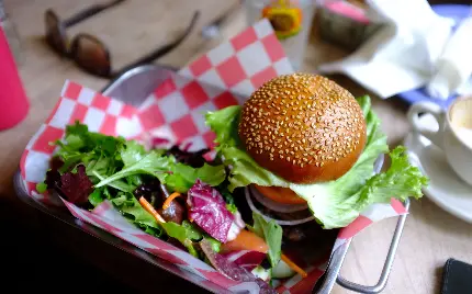 عکس فست فود همبرگر hamburger با ظاهر دلچسب در رستوارن شیک