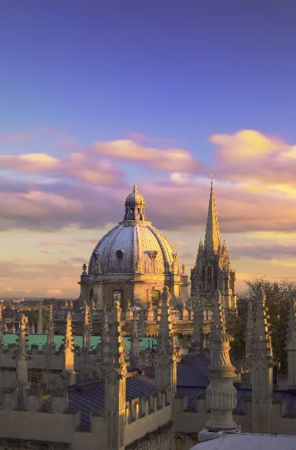 نمای رویایی دانشگاه آکسفورد در آسمان رنگارنگ برای پروفایل 1402