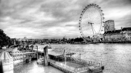 عکس هنری سیاه سفید شهر بازی زیبا در کنار رودخانه