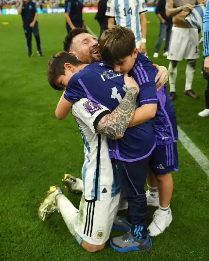 عکس خوشحالی لیونل مسی به همراه دو پسر خود بعد از قهرمانی 2022