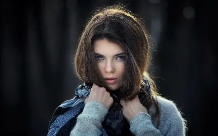 عکس زمینه دختر جذاب با چشم های آبی در زمستان