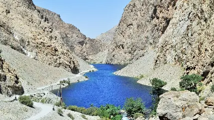 عکس Full HD ویژه از دریاچه آبی رنگ درون صخره