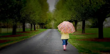 عکس خوشگل دختر بچه با چتر گلگلی ناز و باران بهاری