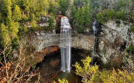 عکس آبشار کوچک در رودخانه در طبیعت بکر و زیبا