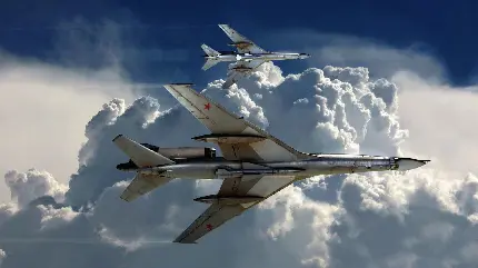 تصویر زمینه هواپیما جنگی بر فراز آسمان با سرعت فوق سریع