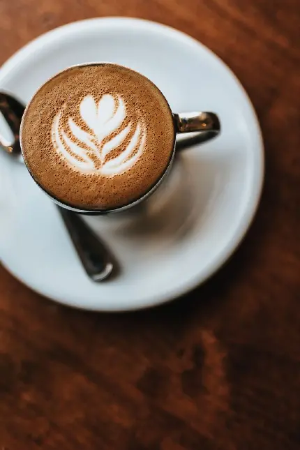 فنجان قهوه زیبا در کافه برای پروفایل عاشقانه WhatsApp