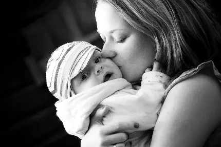 عکس پروفایل سیاه سفید عاشقانه جدید مادر و نوزاد در بغلش