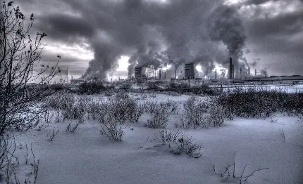 دانلود عکس آلودگی عجیب و غریب کارخانه بزرگ در هوای برفی