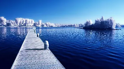 اسکله چوبی با پس زمینه آبی دریا و آسمان و تصویر پس زمینه اسکله چوبی و منظره دریاچه