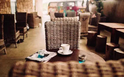 دانلود تصویر قهوه داغ در کافه ای با فضای گرم و صمیمی