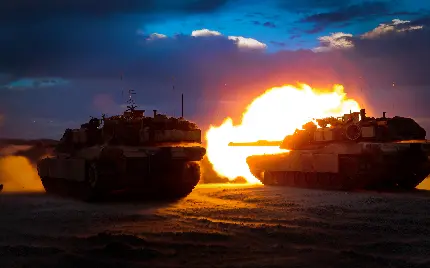 عکس استوک تانک جنگی در حال شلیک توپ در شب با کیفیت بالا
