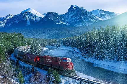 عکس قطار معروف گردشگری از مسیر بکر طبیعت کانادا